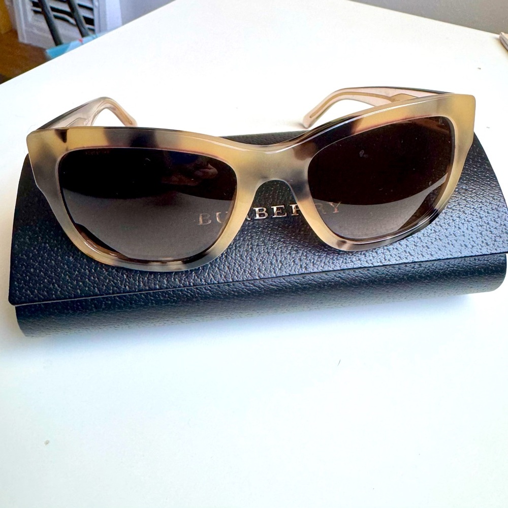 Vintage Burberry tortoise sunglasses!